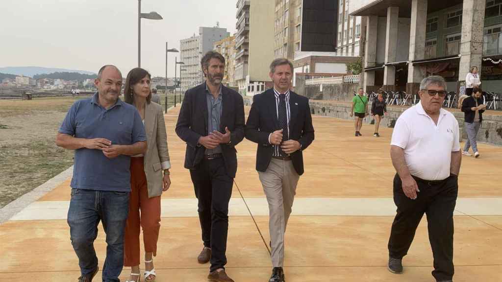 El delegado del Gobierno, José Miñones, y el alcalde de Vilagarcía, Alberto Varela, en el nuevo paseo marítimo de la playa de Compostela.