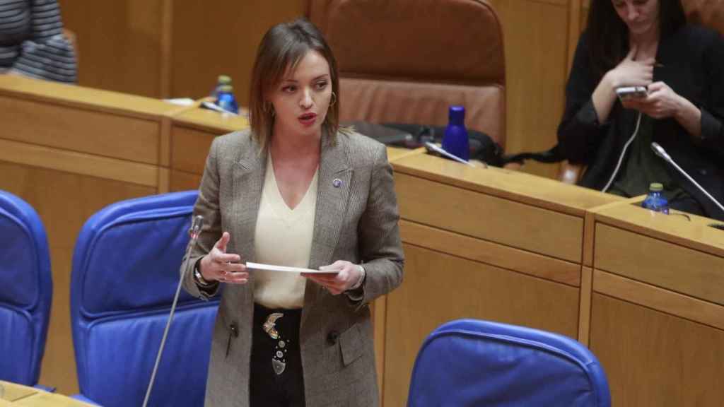 La conselleira de Política Social, Fabiola García, en el Pleno del Parlamento de Galicia.