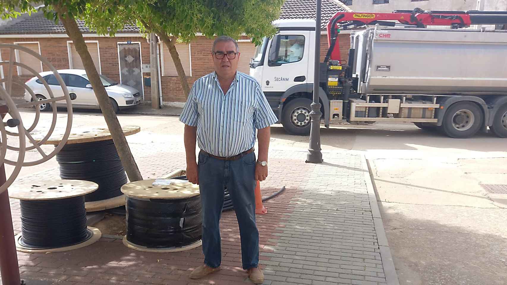 Mariano Carbajo sigue las obras de instalación de la fibra óptica