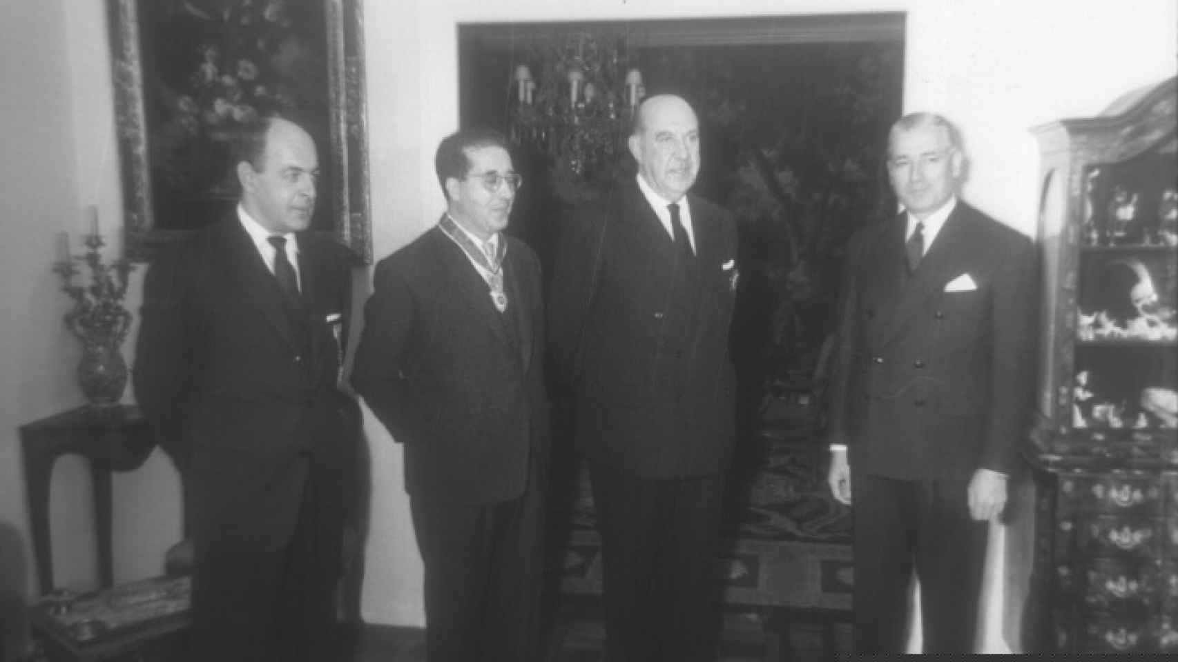 Felipe Acedo Colunga, el segundo por la derecha, recibiendo una condecoración del embajador de Argentina.