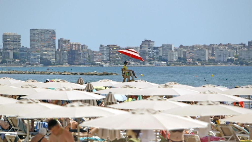 Una mujer toma el sol en una playa de la Comunidad Valenciana, hace unas semanas.