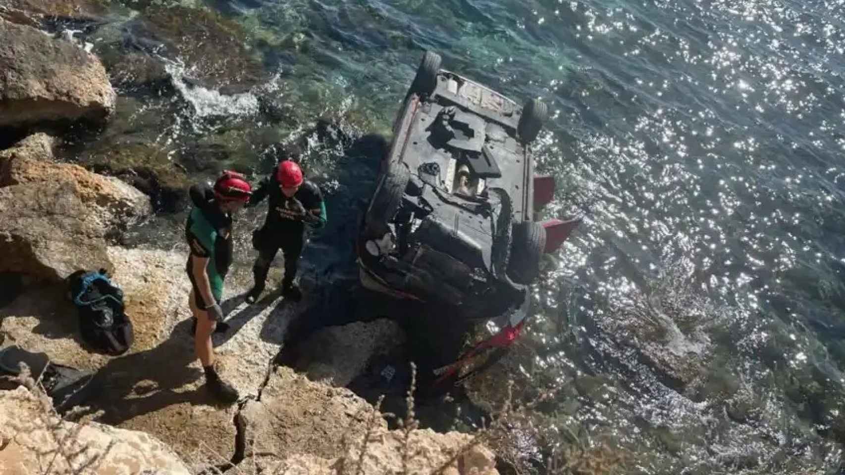 Especialistas de los Grupos Especiales de Actividades Subacuáticas (GEAS), en el acantilado de Punta Prima, en febrero, buscando el cadáver de José Luis Galiana Blanc.