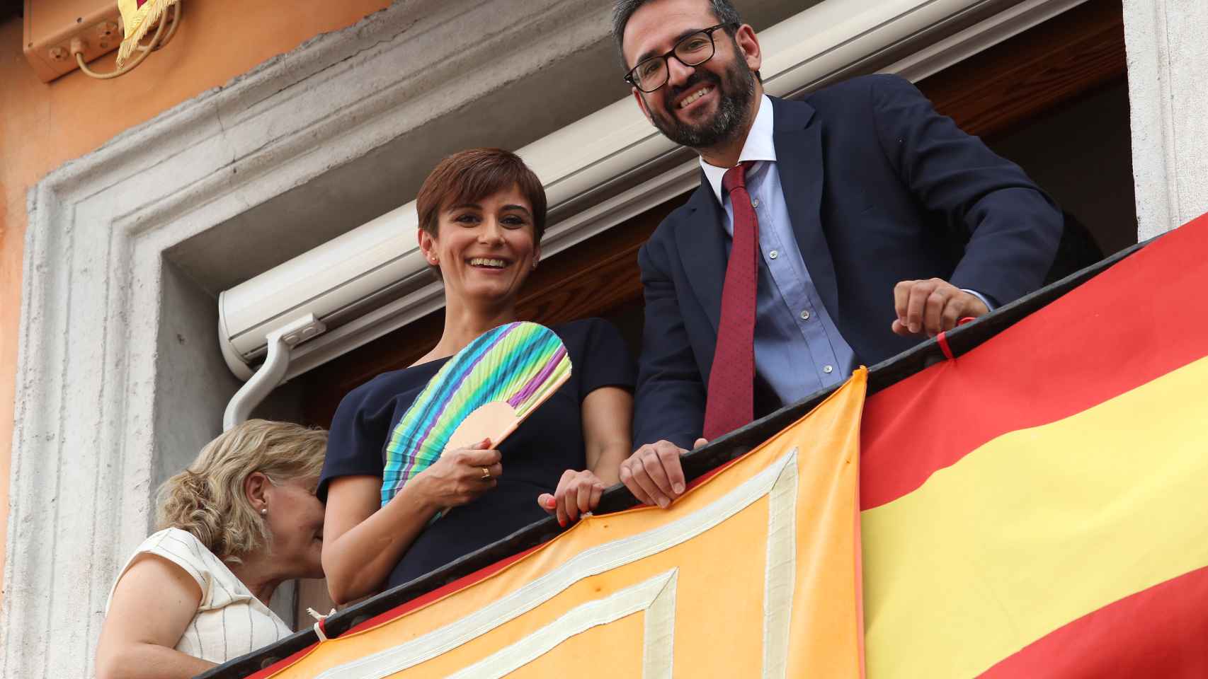 Isabel Rodríguez y Sergio Gutiérrez en el balcón de la Delegación del Gobierno.
