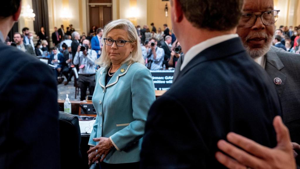 Liz Cheney durante una de las primeras audiencias del comité selecto de la Cámara que investiga el ataque del 6 de enero en el Capitolio de EE. UU.