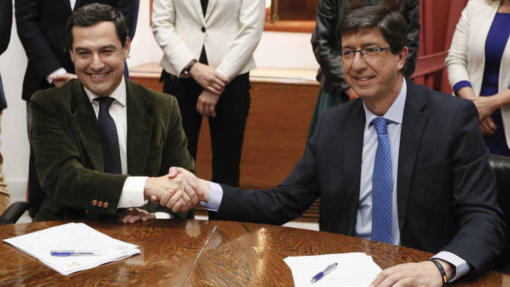 El presidente de la Junta, Juanma Moreno, y el ex vicepresidente, Juan Marín, en la firma de su pacto de Gobierno tras las elecciones de 2018.