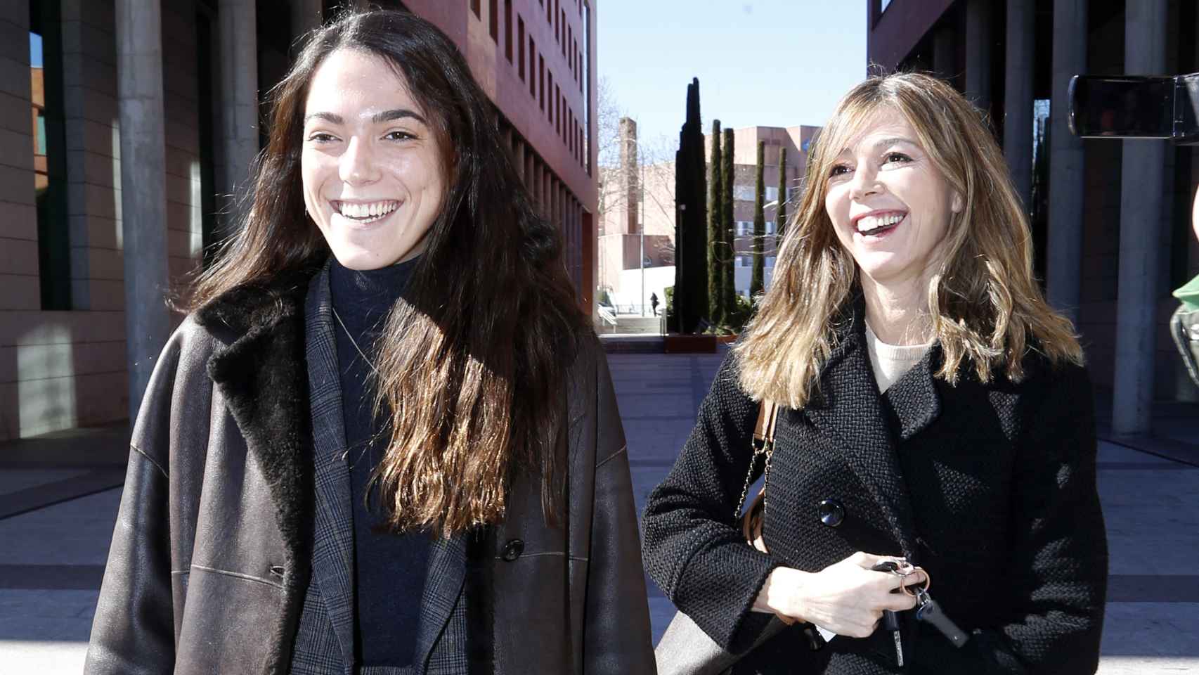 Eva Zaldívar junto a su hija mayor, Andrea Navarro, en una imagen tomada en 2019, en los juzgados de Alcobendas, en Madrid.