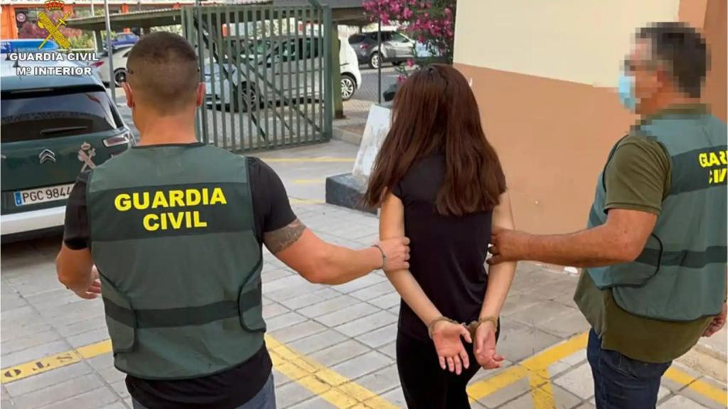 La madre acusada de matar a su hijo de dos años en el momento de la detención.