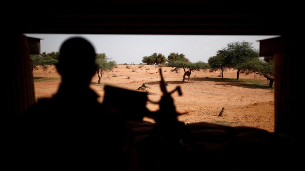 Un soldado francés de la operación Barkhane hace guardia en Mali.