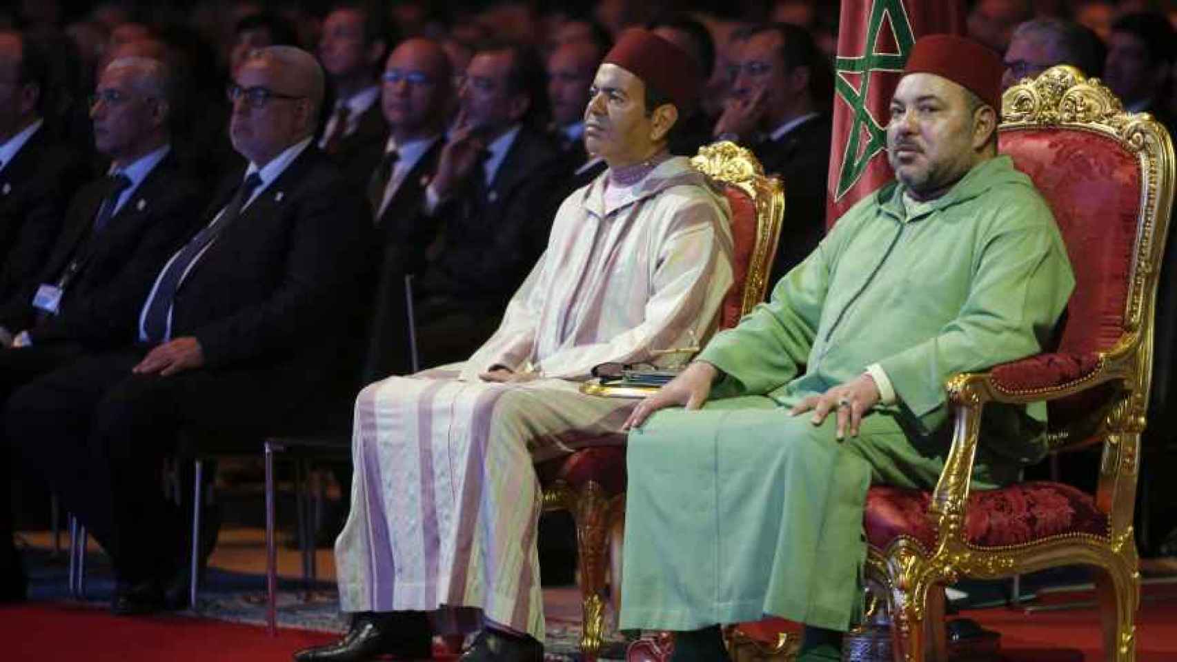 El rey Mohamed VI junto a su hermano, el príncipe Moulay Rachid, en un acto público en la ciudad de Laayoune, en 2015.