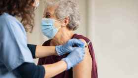 Una anciana recibe la vacuna contra la Covid-19.