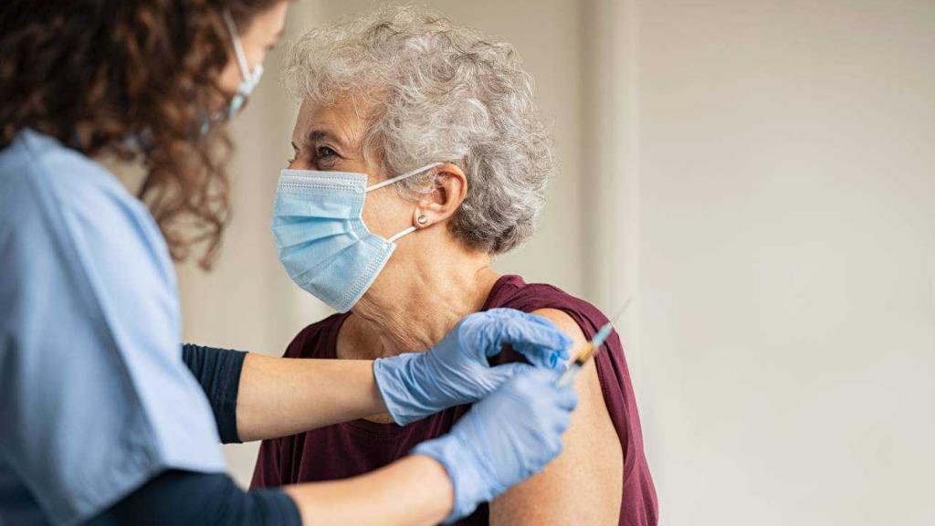 Una mujer recibe una dosis de vacuna contra la Covid-19.