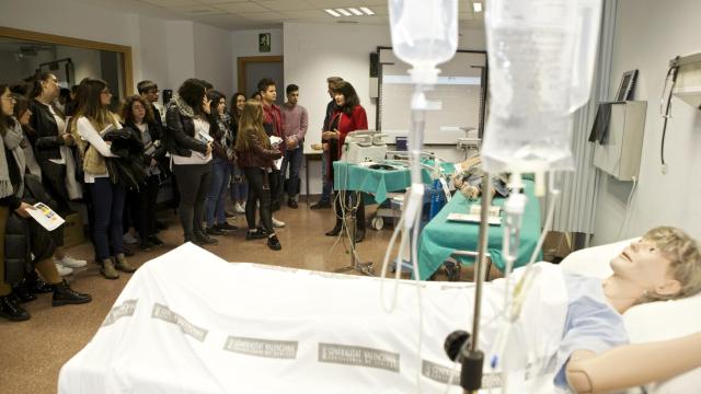 En la imagen, estudiantes de la UA en una práctica del grado de Enfermería.