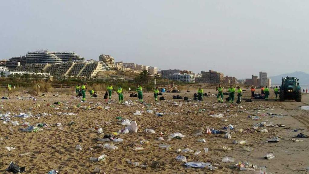 Así quedó la playa de Arenales del Sol (Elche) al día siguiente de la Noche de San Juan de 2018.