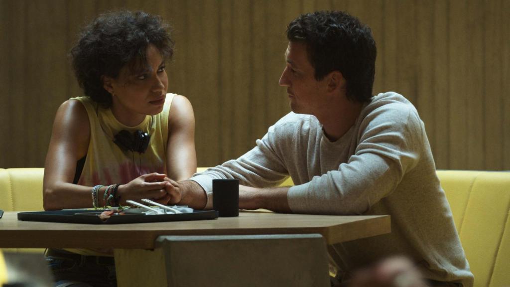 Jurnee Smollett-Bell y Miles Teller en 'Spiderhead'.