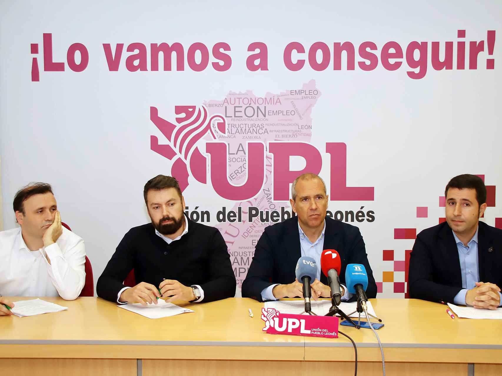 El procurador de UPL José Ramón García, segundo por la izquierda, en una rueda de prensa el pasado mes de abril.
