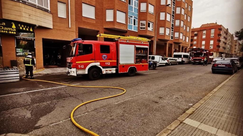 Bomberos de León en el incendio del vehículo en el garaje