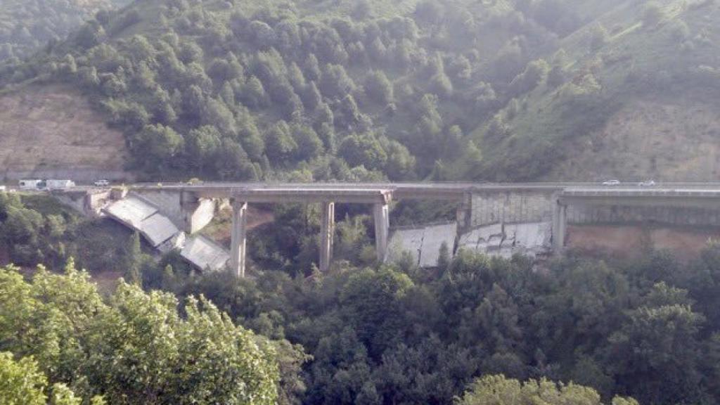 Derrumbe en el viaducto de Castro en Vega de Valcarce