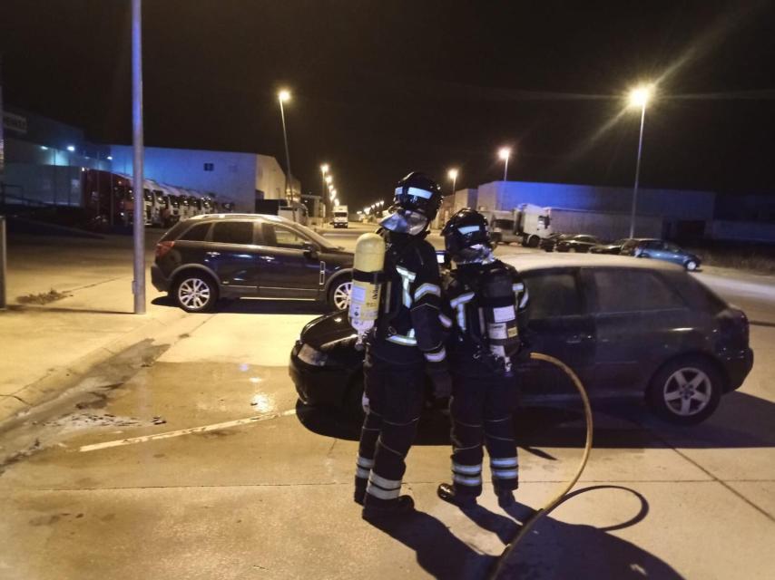 El coche que ha ardido esta madrugada en el Polígono Industrial el Brizo, en Valladolid.