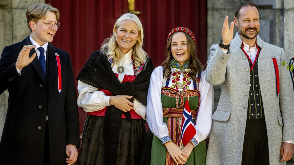 Ingrid de Noruega junto a sus padres y hermano en un acto en Oslo.