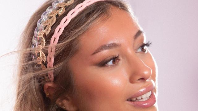 Modelo con varias diademas, cortesía de You Are The Princess.