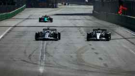 Yuki Tsunoda y Lewis Hamilton en la recta de Baku.