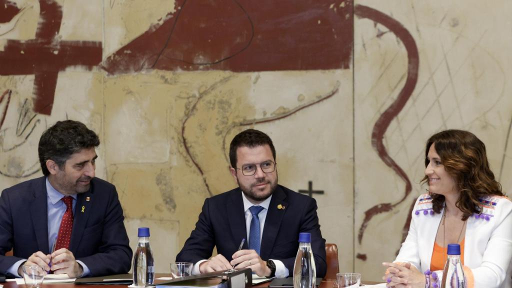 El presidente de la Generalitat, Pere Aragonés, en el centro, junto al vicepresidente, Jordi Puigneró, y la consellera de Presidencia, Laura Vilagrà