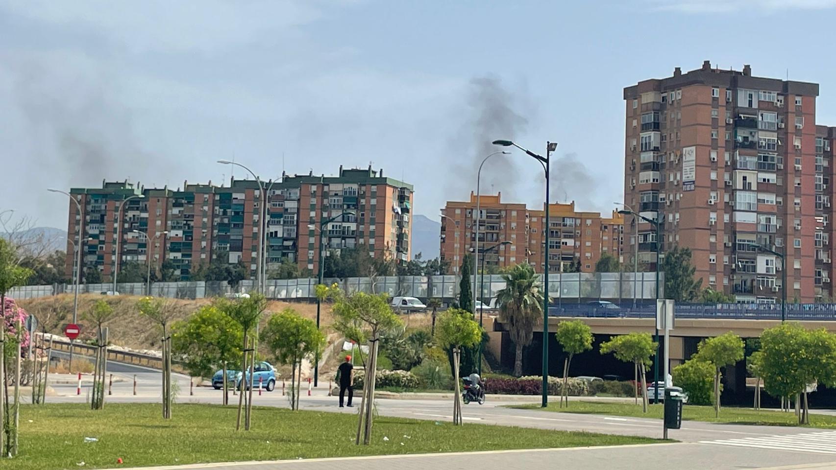 Una imagen del humo negro procedente del incendio.