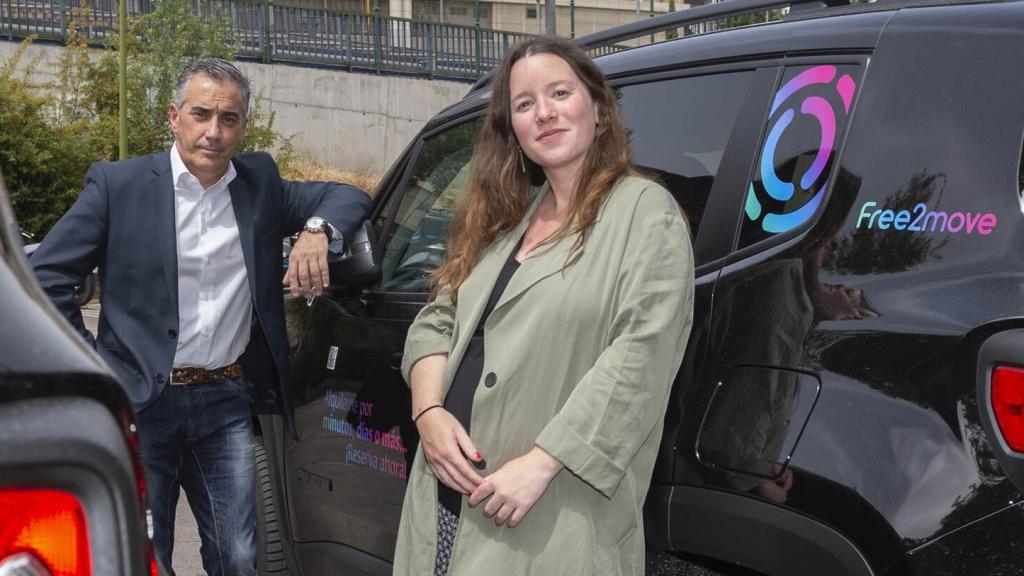 Paulo Carelli (Jeep) y Alejandra García Daniel (Free2move), en Madrid junto a los nuevos coches.