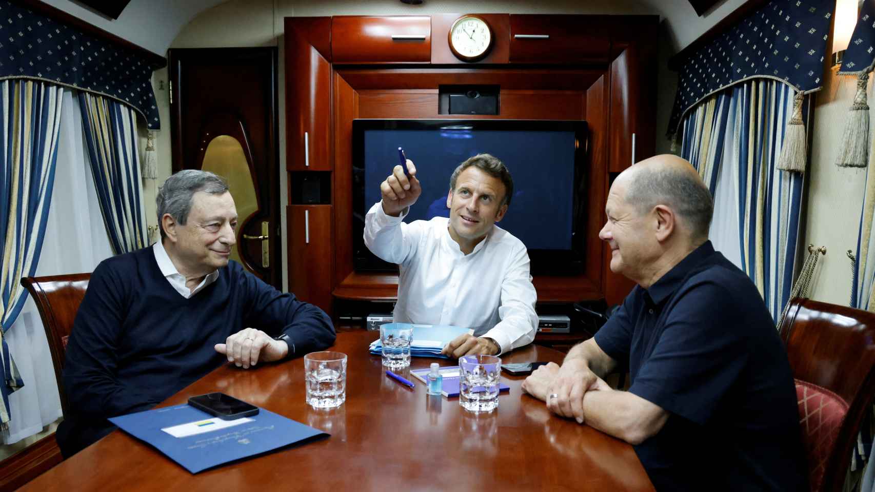 El canciller alemán Scholz, el presidente francés Macron y el primer ministro italiano Draghi, en un tren camino de Kiev, en junio de 2022.
