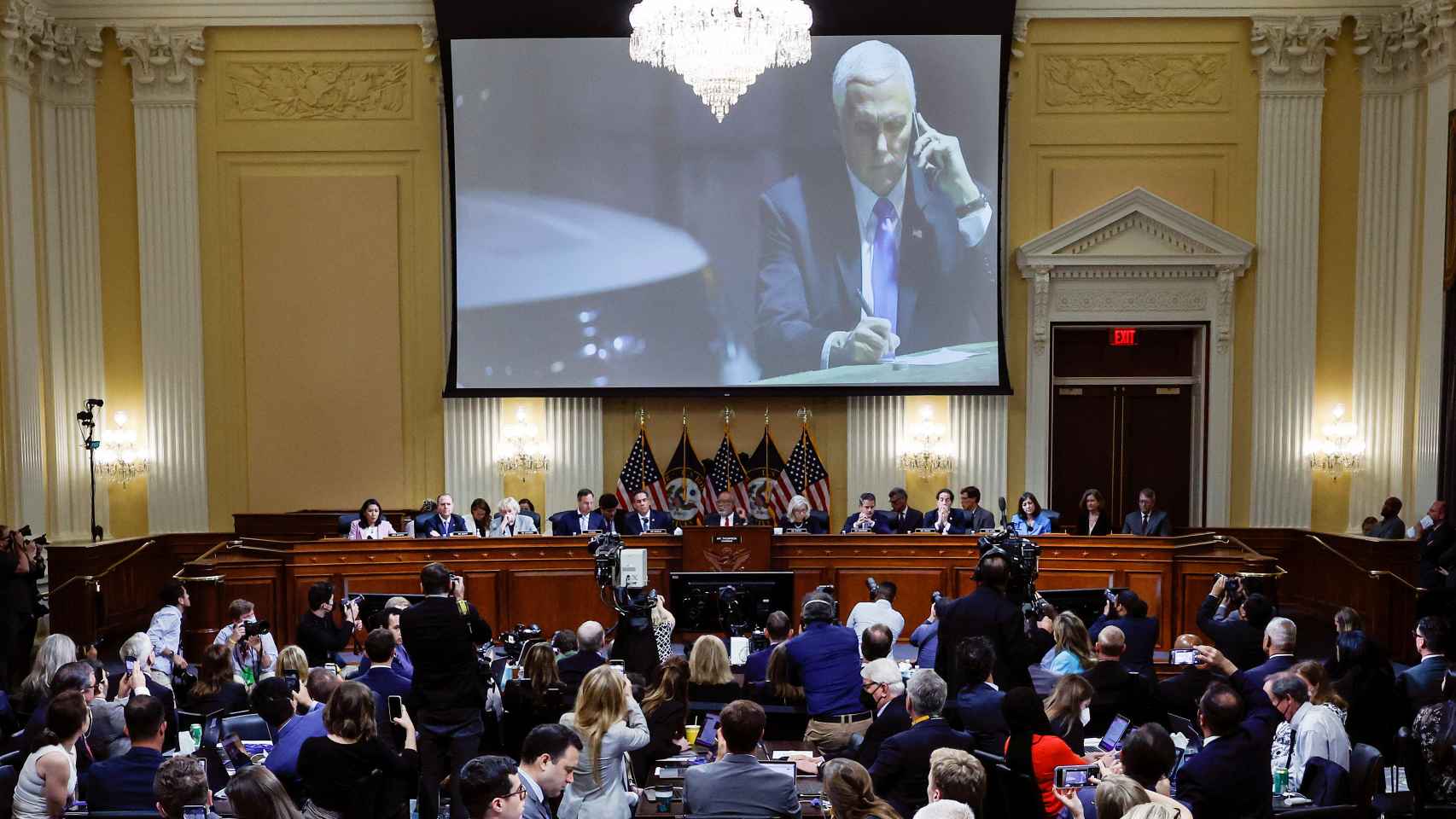 Una imagen del exvicepresidente de EEUU Mike Pence, proyectada ante la comisión que investiga el asalto al Capitolio de Estados Unidos durante la sesión celebrada este jueves 16 de junio