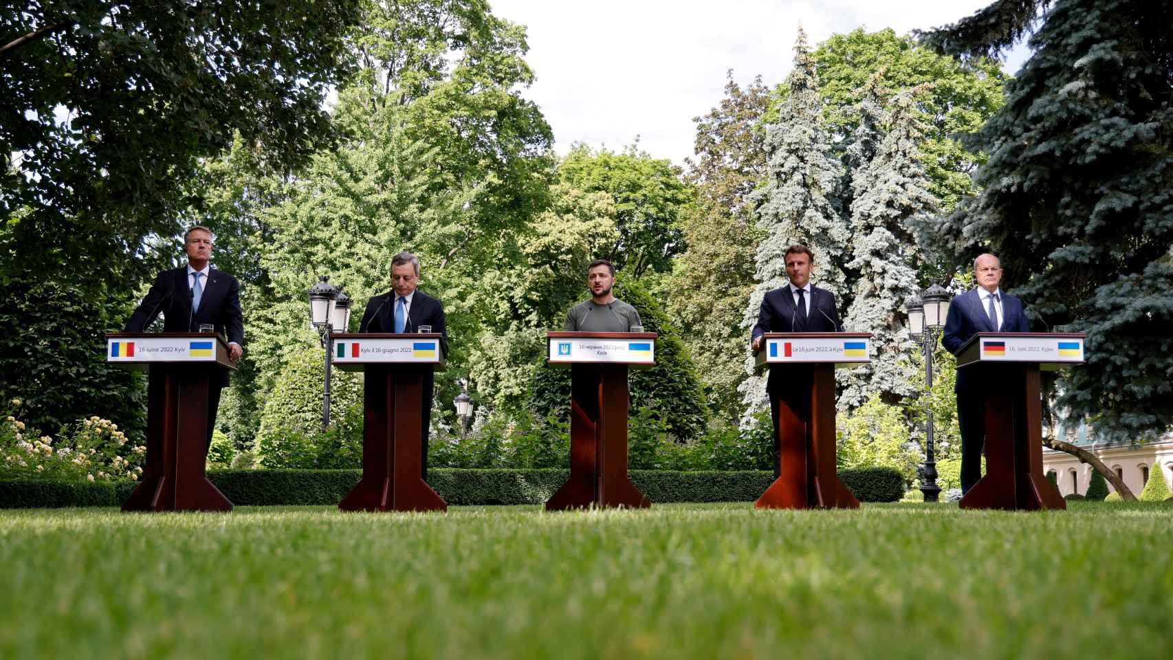 El presidente rumano Klaus Iohannis, el primer ministro italiano Mario Draghi, el presidente ucraniano Volodymyr Zelenskiy, el presidente francés Emmanuel Macron y el canciller alemán Olaf Scholz  en Kiev.