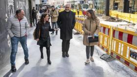 Visita de la Alcaldesa de A Coruña, Inés Rey, a las obras de peatonalización de la calle Alcalde Marchesi en el mes de abril