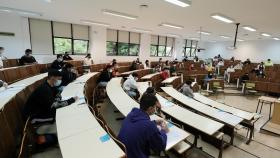 Varios estudiantes esperan para hacer un examen en un aula de la Facultad de Psicología de la USC el año pasado.