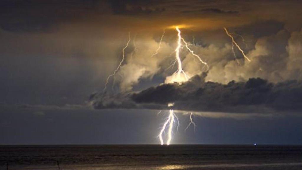 Escena de un rayo en una tormenta.