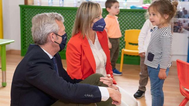 Alfonso Rueda, presidente de la Xunta, en una escuela infantil