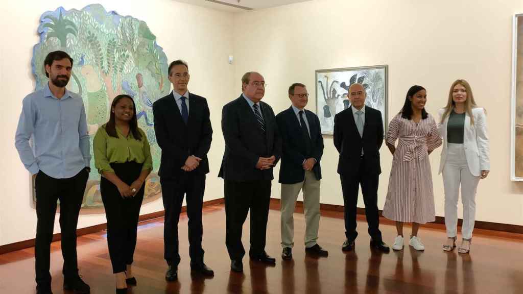 El presidente de Afundación, Miguel Ángel Escotet (centro), con Luciano Méndez: el director de la Fundación Salamanca Ciudad de Cultura y Saberes, José Luis Barba; varios artistas y las comisarias de la muestra de arte cubano ‘Sueño de Navegante’.