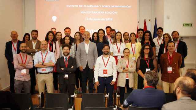 Representantes de las empresas participantes en la edición de este año junto al delegado de Estado de la Zona Franca.