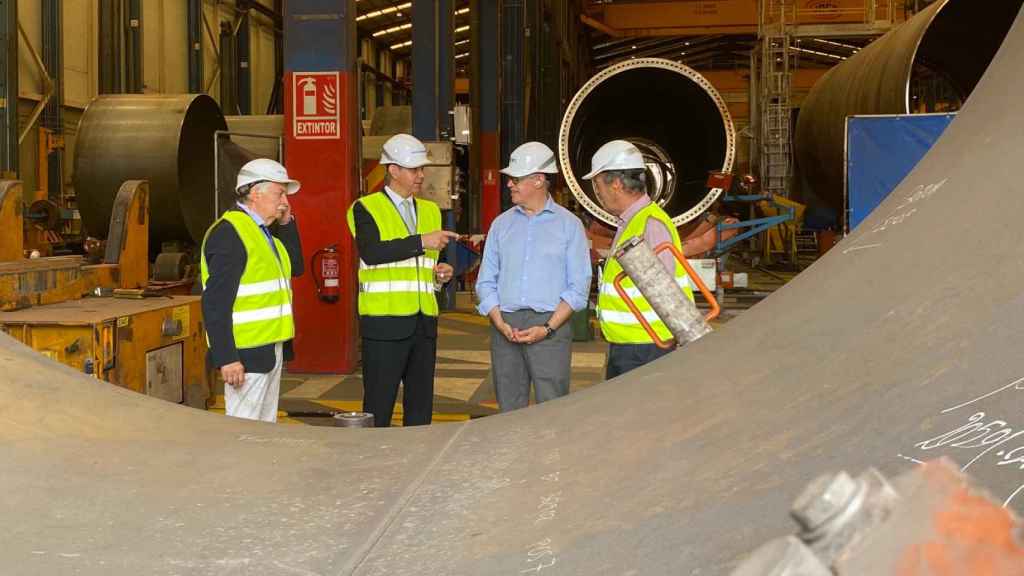 El delegado del Gobierno en Galicia, José Miñones, en su visita a GRI Towers, en O Carballiño.