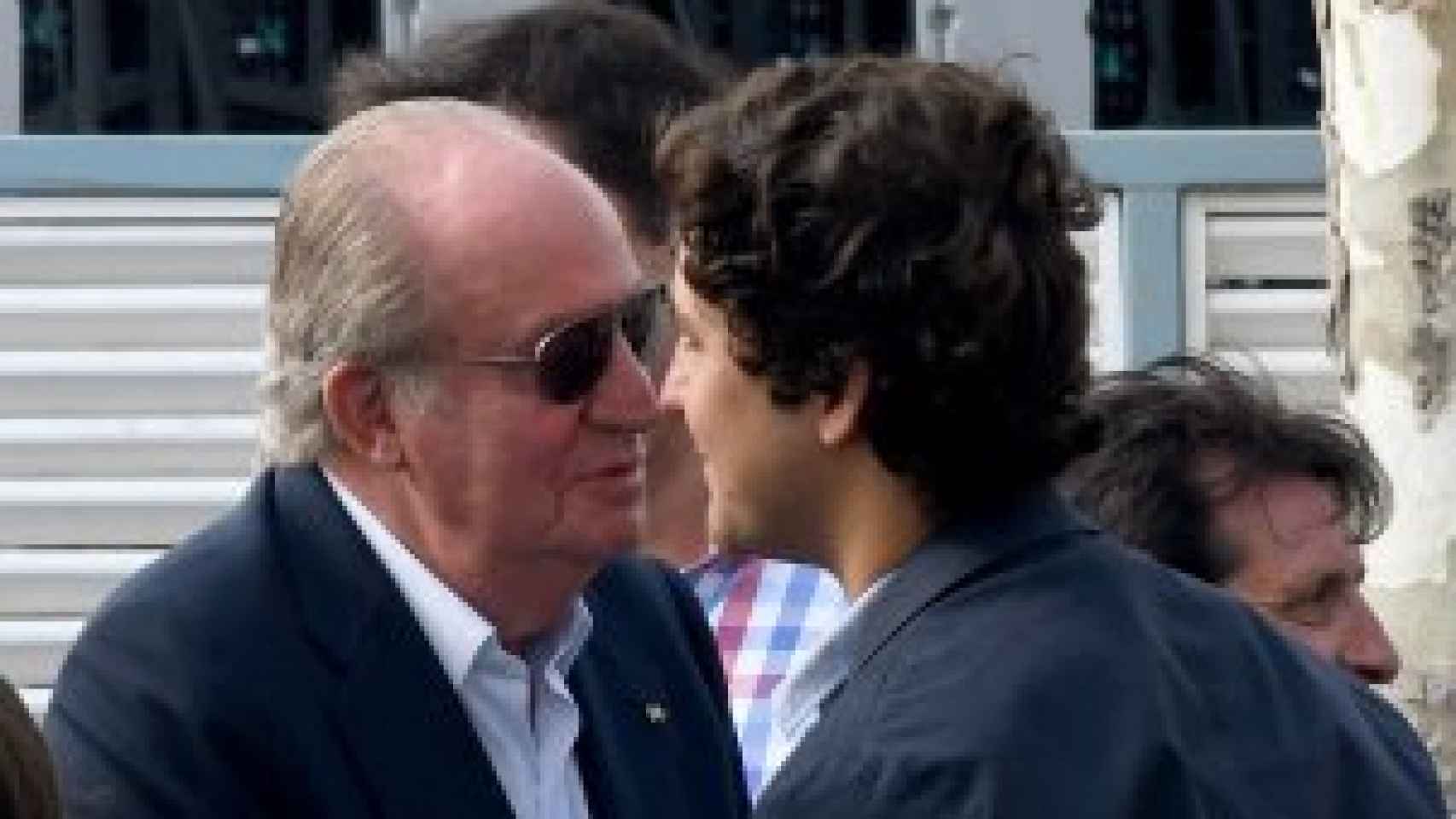 Froilán da un beso a su abuelo, Juan Carlos.