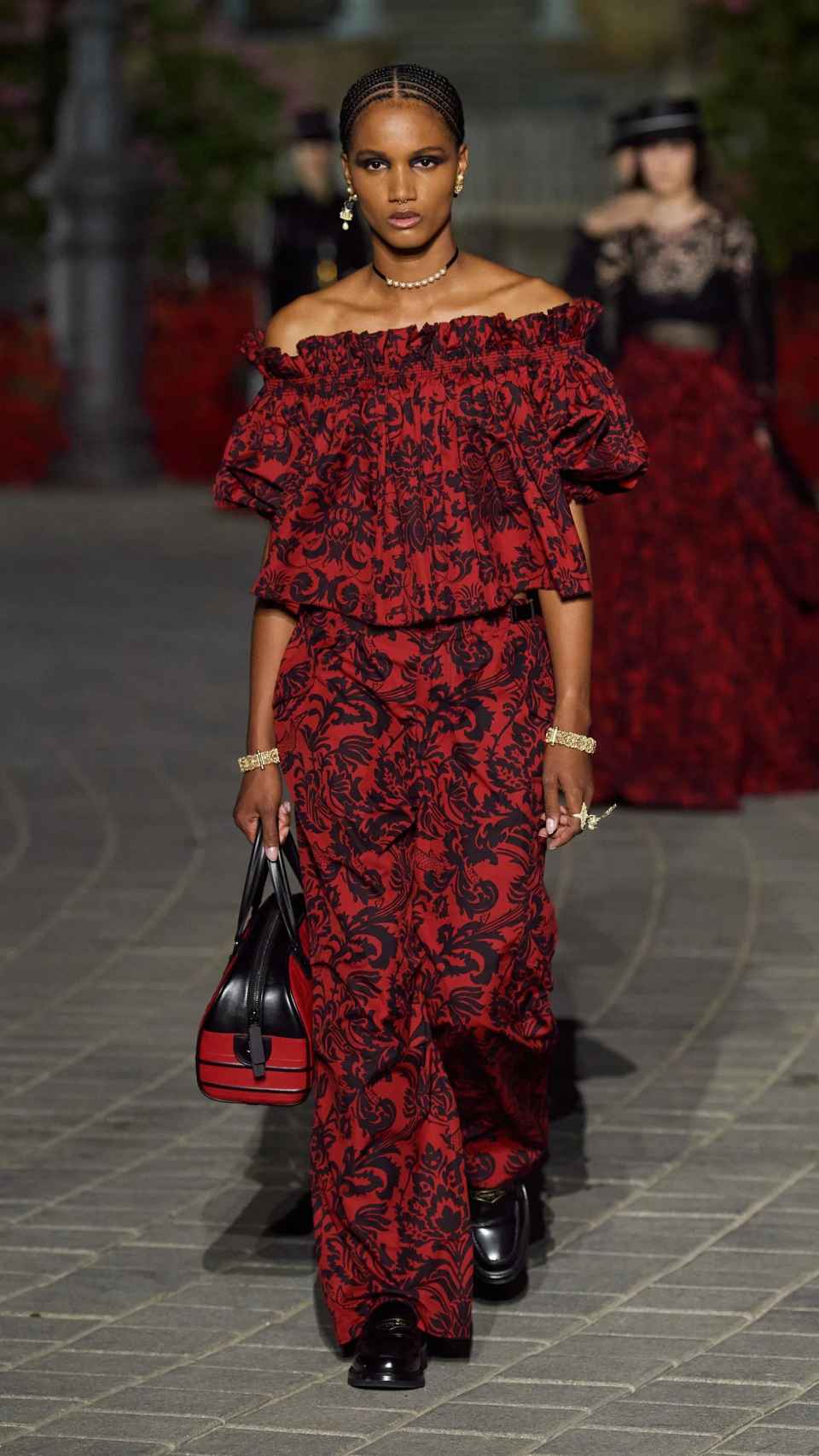 Vestido de Dior dentro de una colección sobria con pequeñas pinceladas de color en rojo.