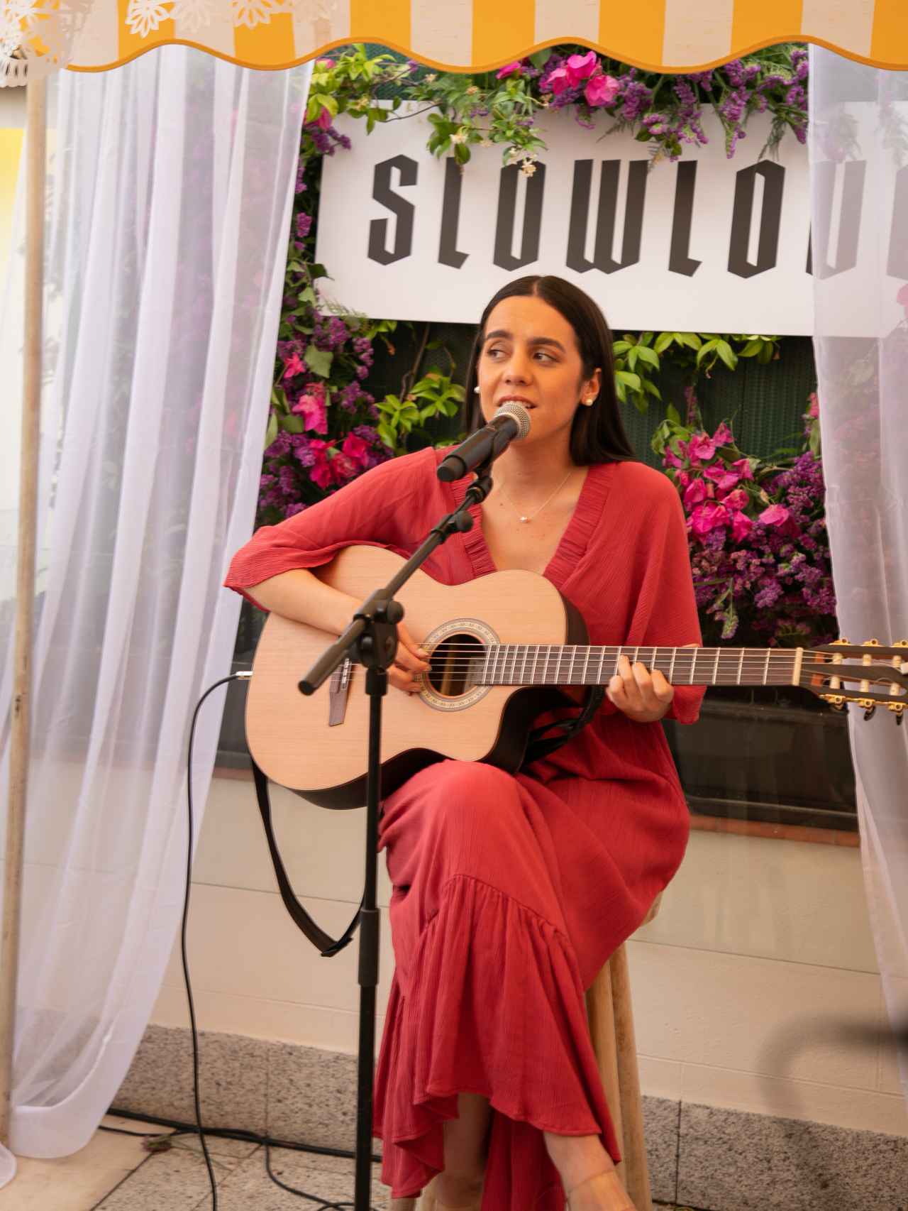 Valeria Castro versionando canciones mexicanas en el evento.