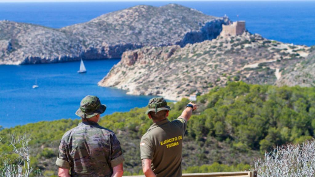 Militares españoles en la isla de Cabrera.