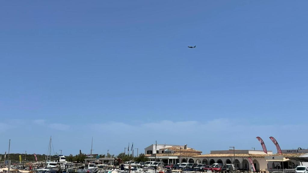 Un CN-235 de vigilancia marítima del Ejército del Aire patrulla los cielos de la Colonia Sant Jordi.