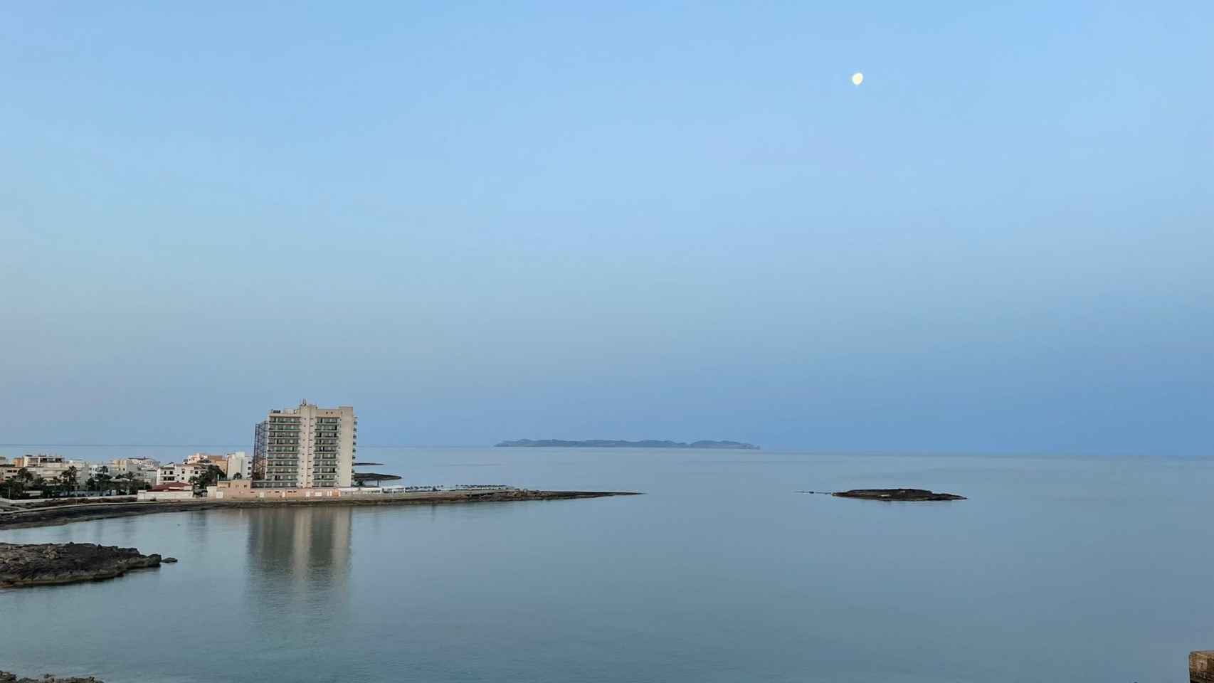 La isla de Cabrera (al fondo) al amanecer, desde la Colonia Sant Jordi.