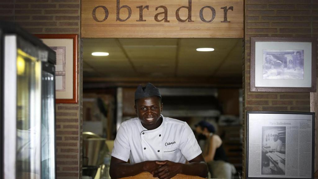 Ousman posa dentro de la cocina del obrador.