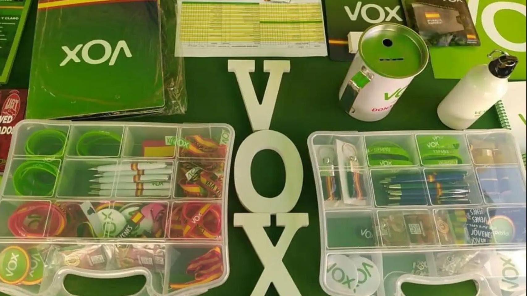 El 'top manta' de Vox: hace negocio con sus artículos en la calle sin la licencia de venta ambulante