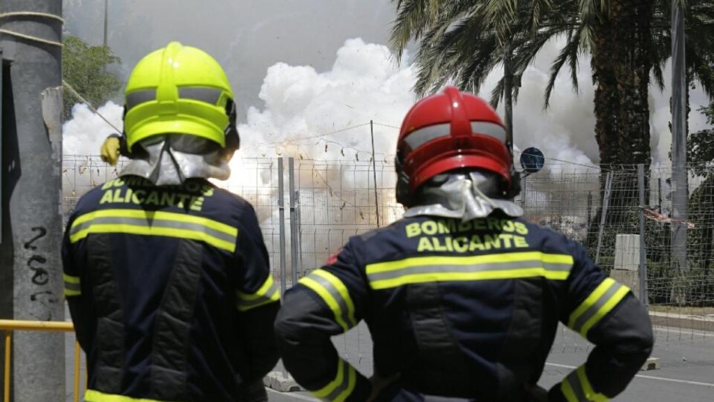 Bomberos en una mascletá, en imagen de archivo.