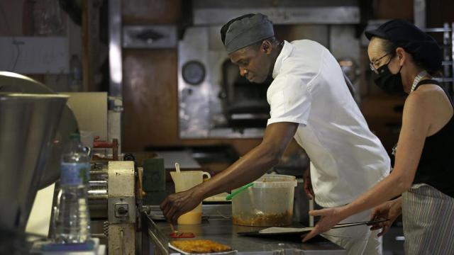 Ousman, trabajando en la panadería.