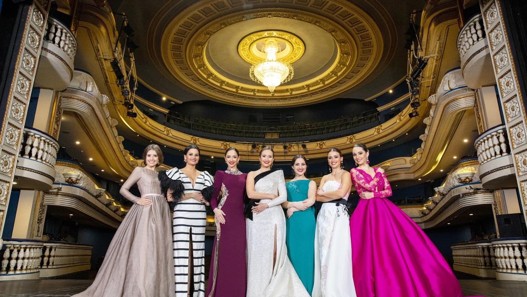 Marina Niceto, centro, con las damas del fuego en el escenario del Teatro Principal de Alicante.