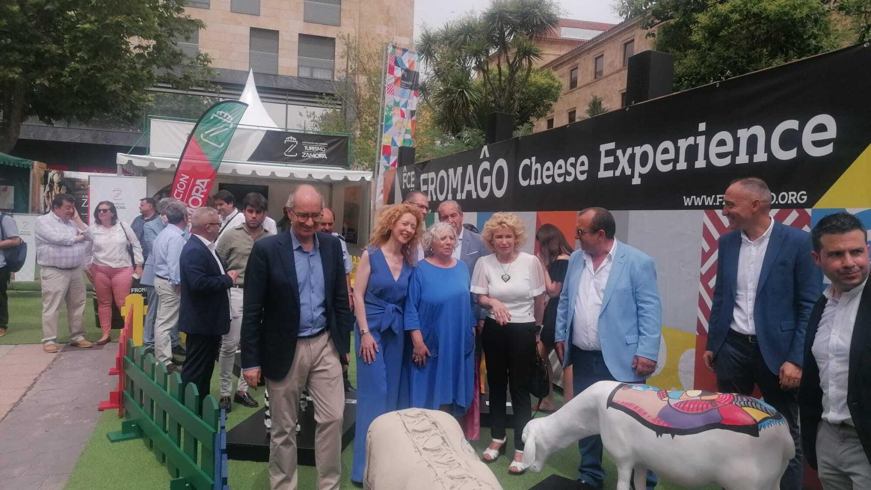 El presidente de la Diputación de Salamanca, Javier Iglesias, en la exposición 'Ovejas Fromago'